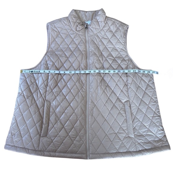 NWOT, Time and Tru, Plus Size Quilted Sleeveless Vest, 2X, Tan 🍂 - Picture 2 of 8